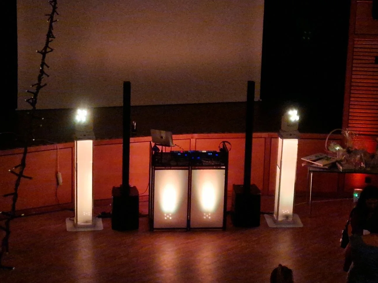 Warmes Licht am DJ-Setup
