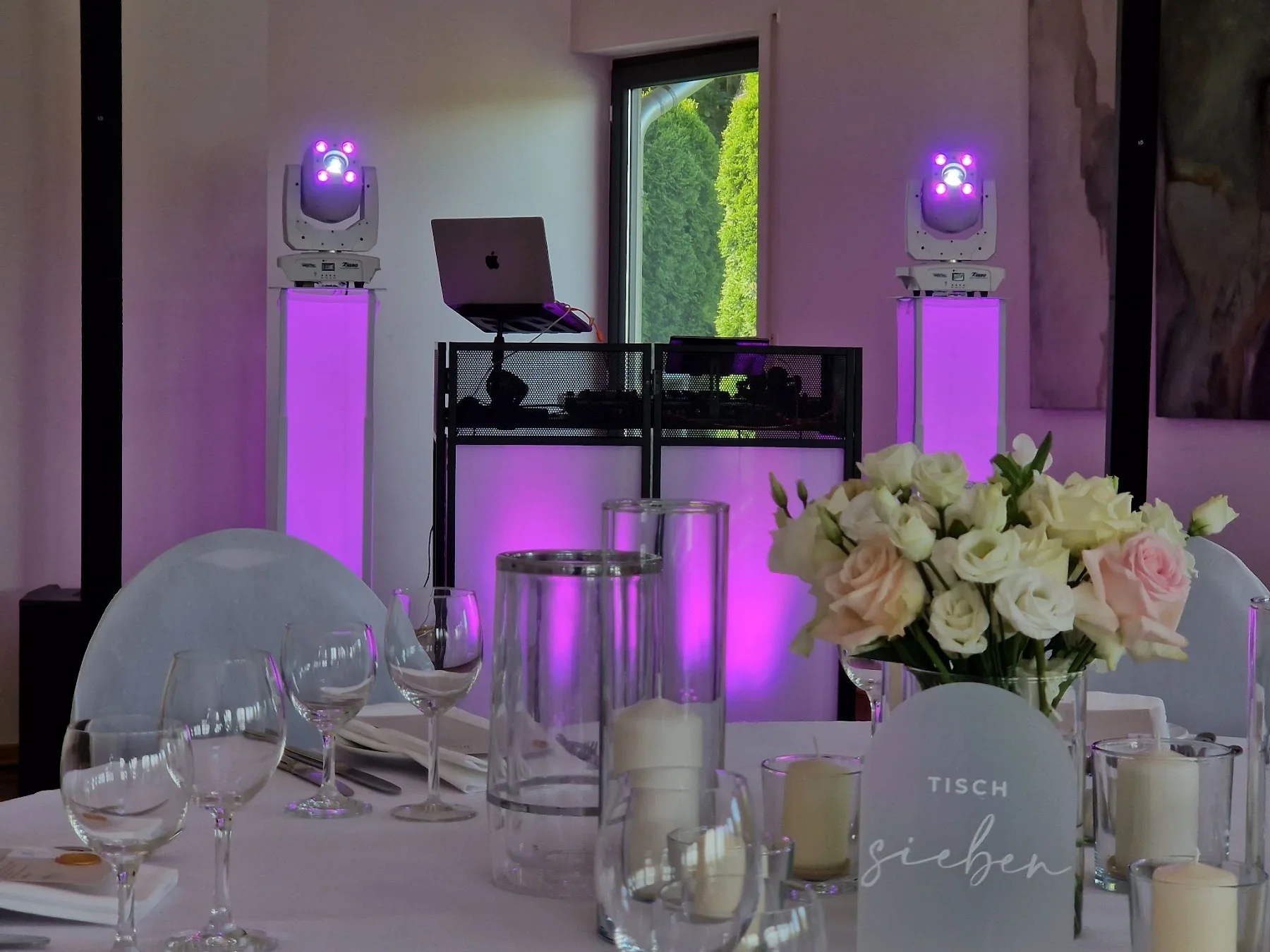 DJ-Setup im festlich dekorierten Raum