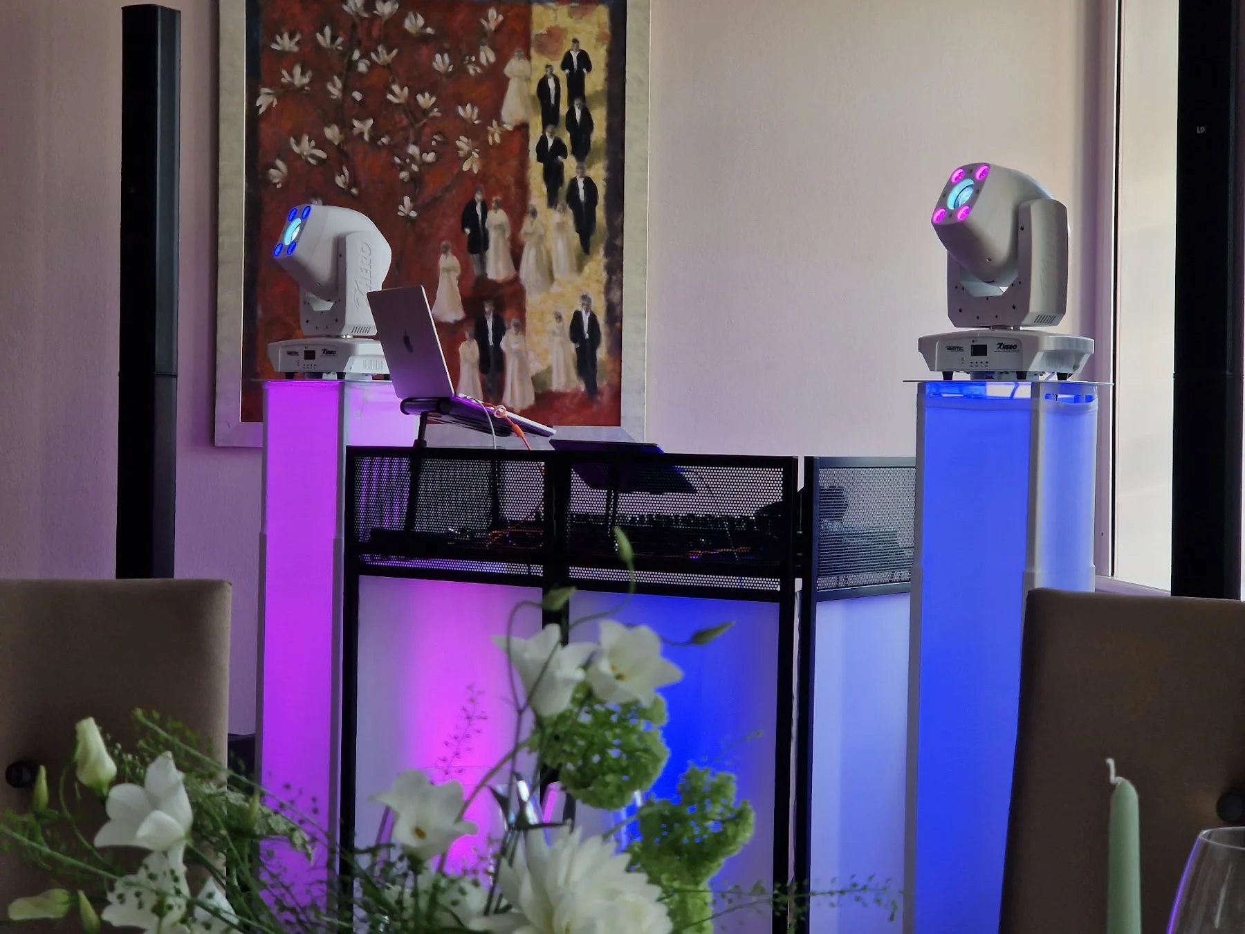 Moving Heads und violette Lichtakzente