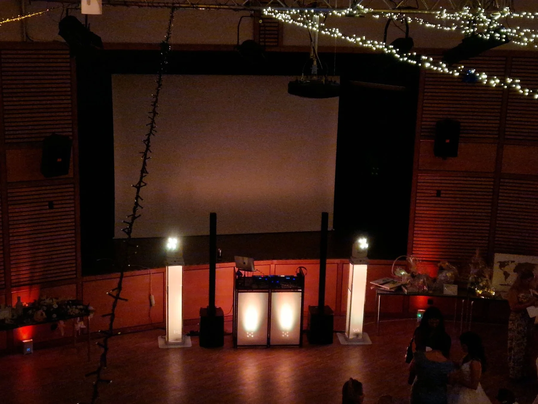 DJ-Setup unter Lichterketten
