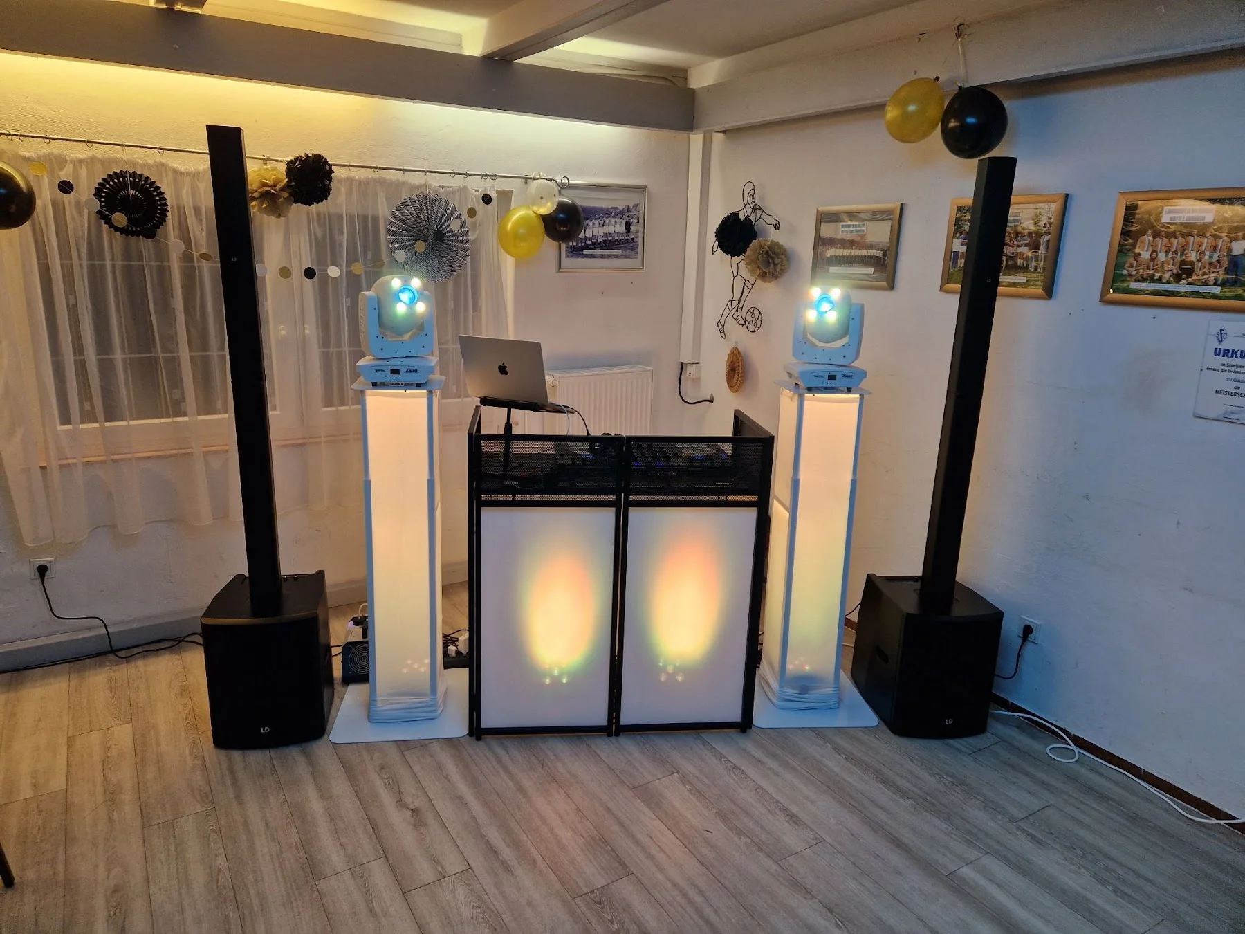 Lichttechnik und heller DJ-Tisch