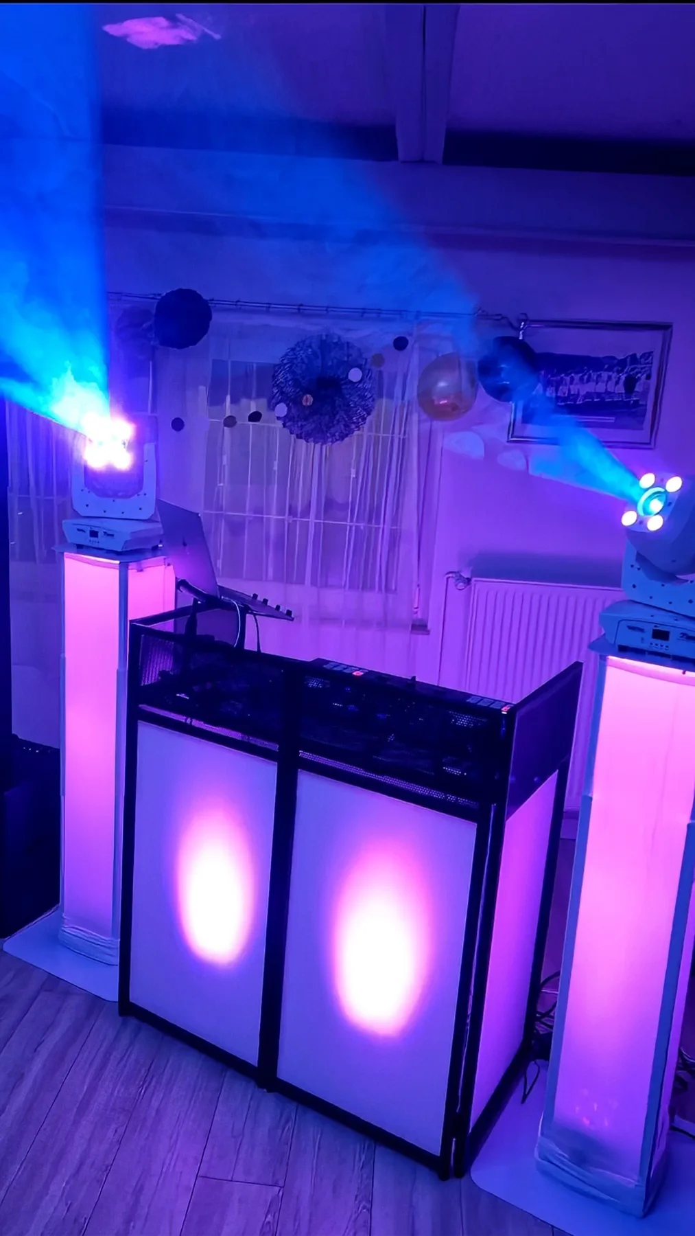 Blaues und violettes Licht am DJ-Pult