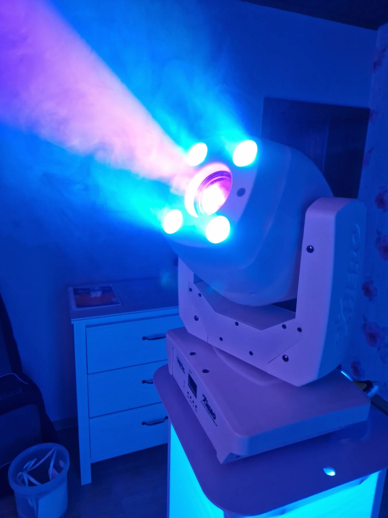 Blauer Lichtstrahl im Raum