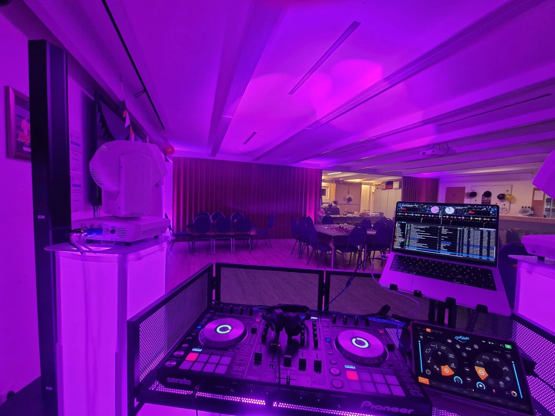 Blick vom DJ-Pult auf die Location