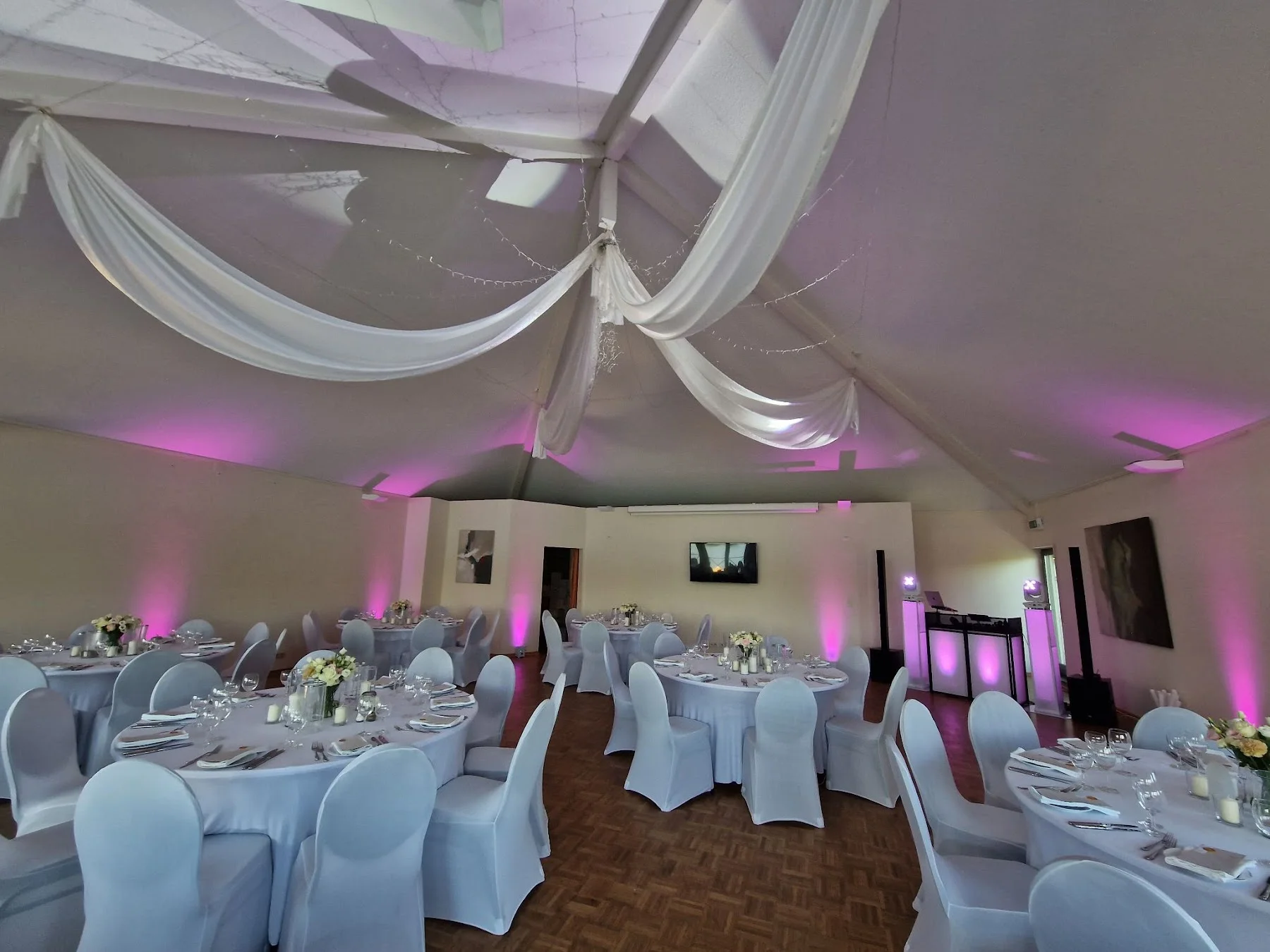 Violettes Ambiente im Festsaal