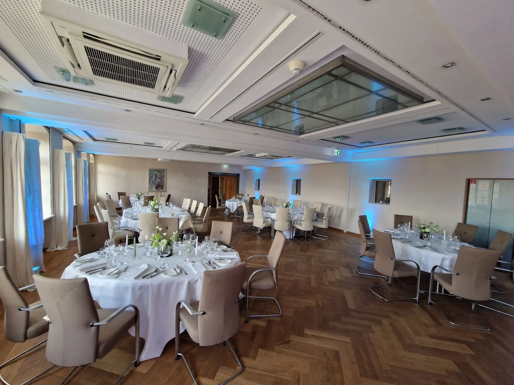 Festsaal mit blauer Ambientebeleuchtung