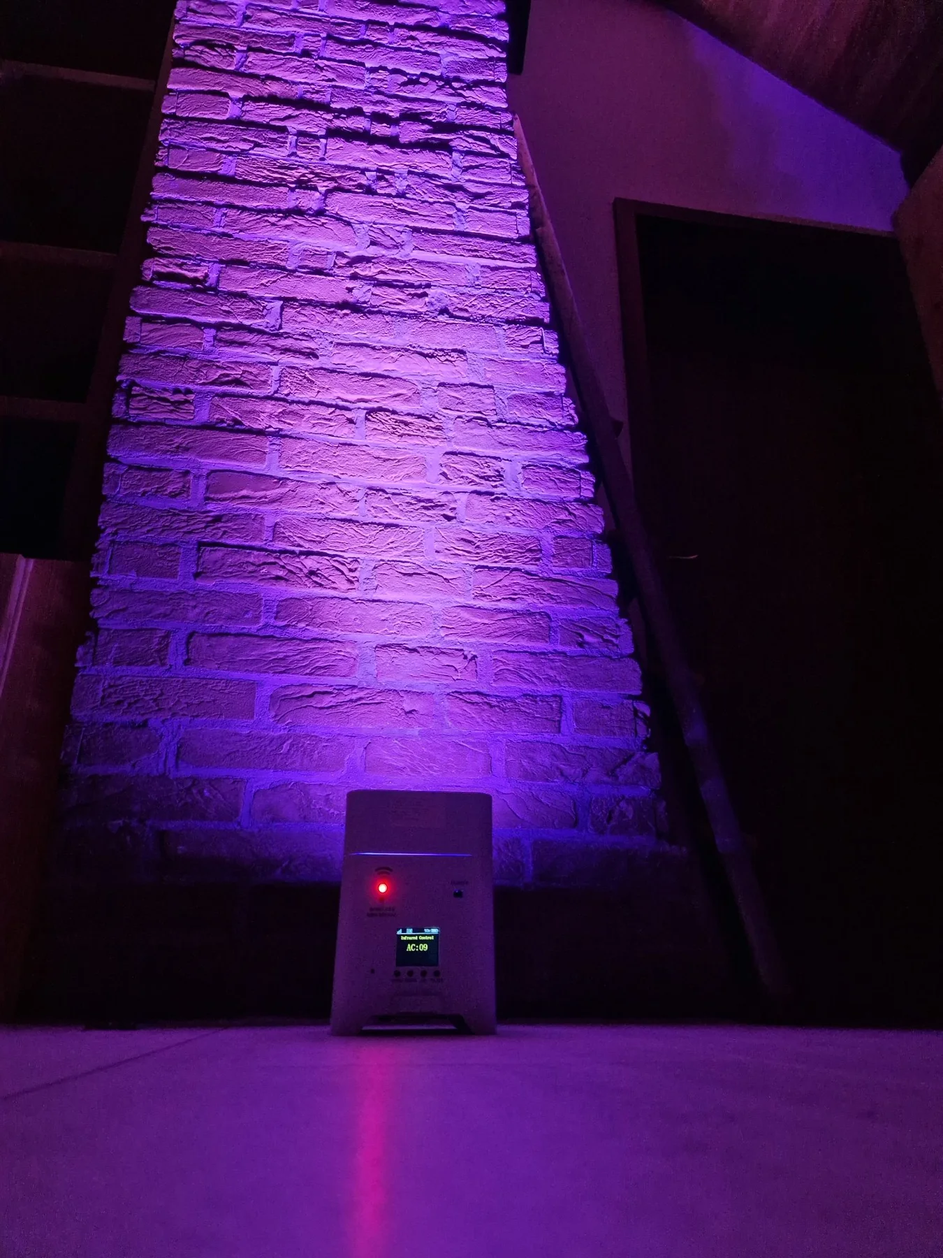 Violettes Uplighting an einer Steinwand
