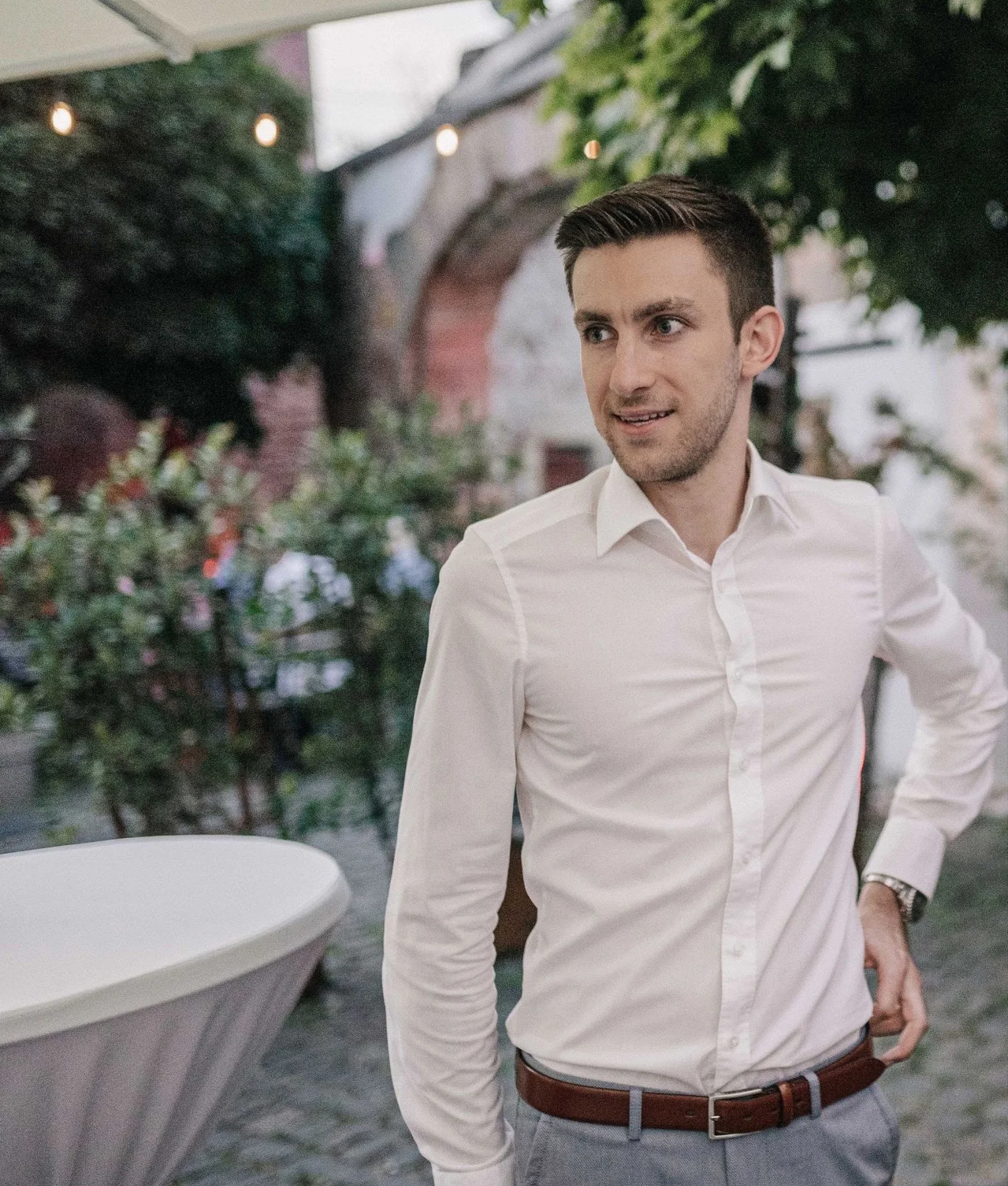 Niklas Barth, DJ NIK, im weißen Hemd bei einer Veranstaltung