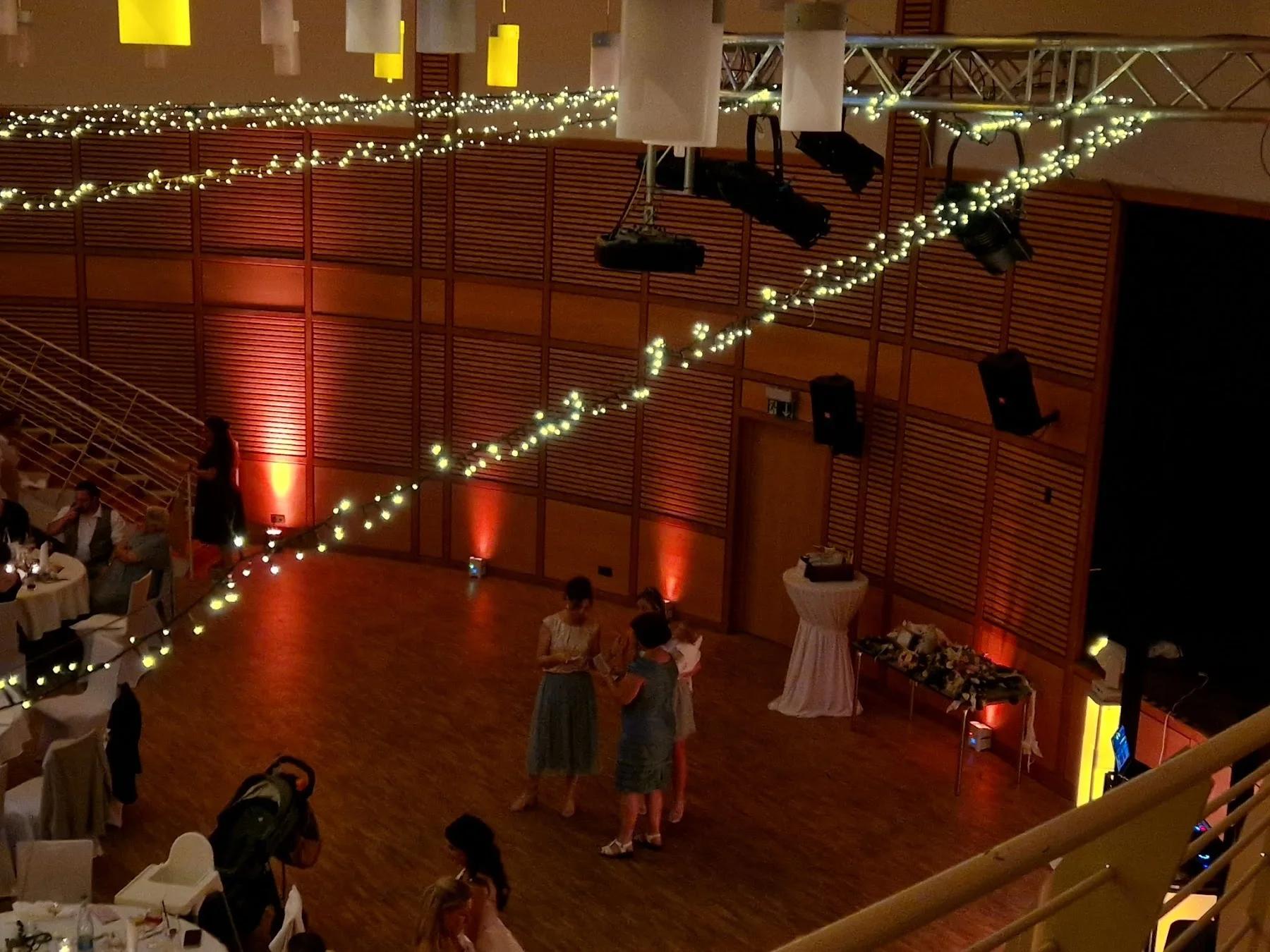 Blick auf DJ-Setup und Lichterketten
