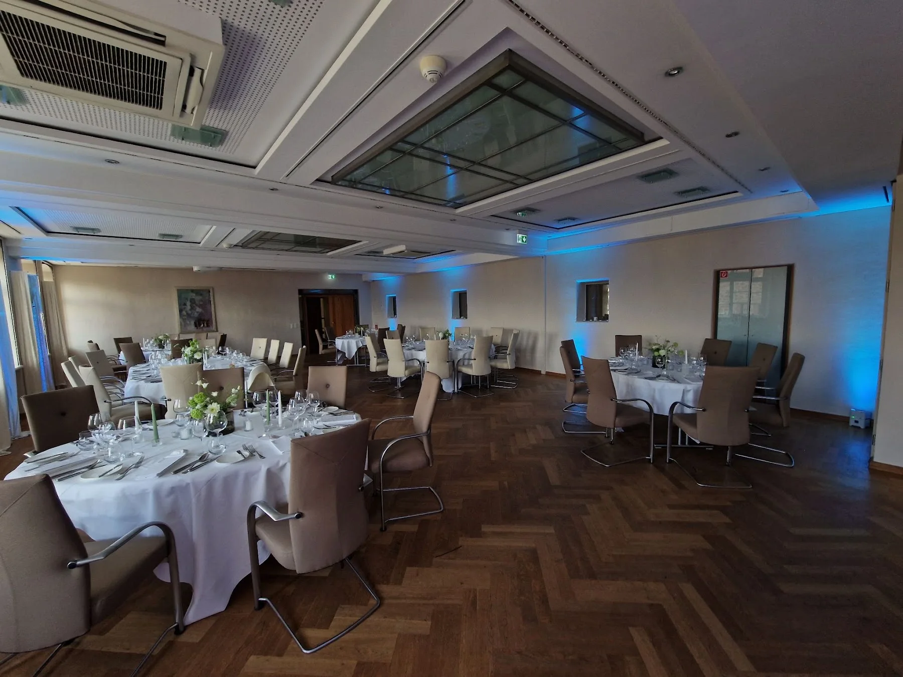 Festlich gedeckter Saal vor der Feier