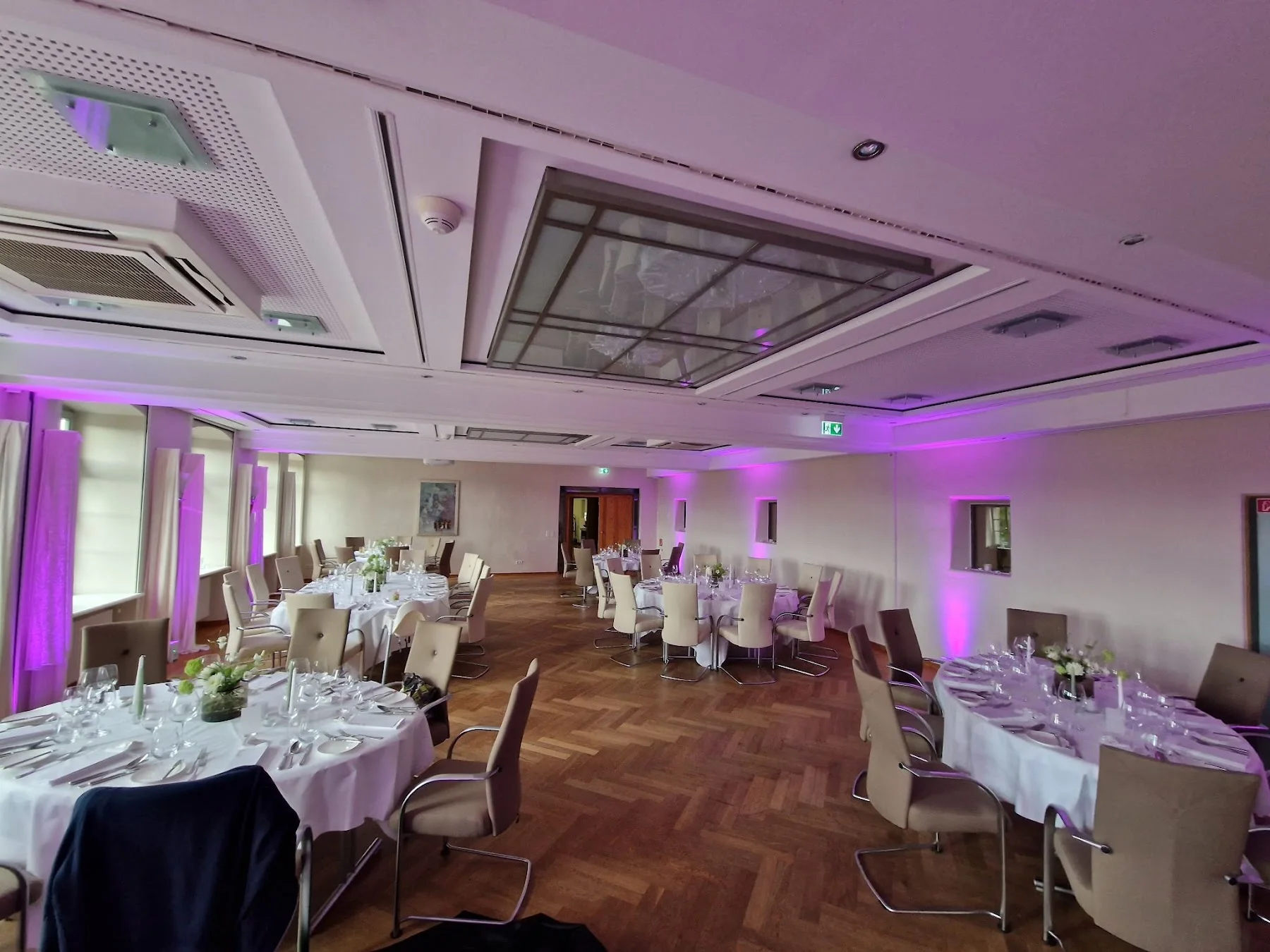 Violettes Licht im festlich gedeckten Saal