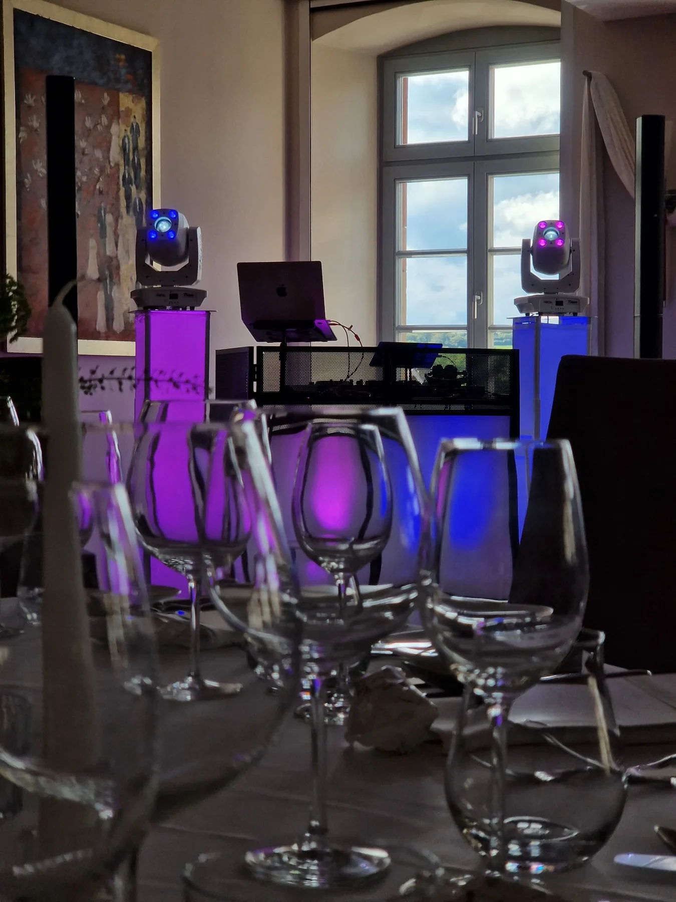 DJ-Setup zwischen den Festtischen