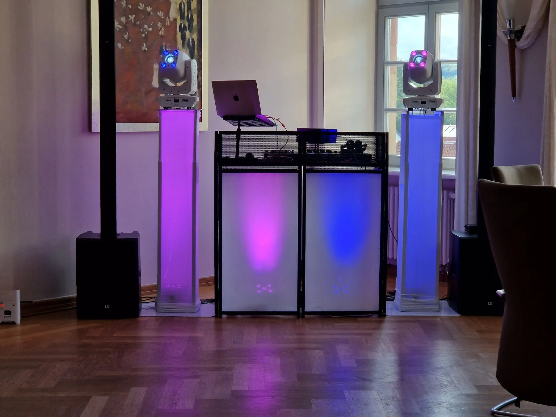 DJ-Booth mit Lichttechnik