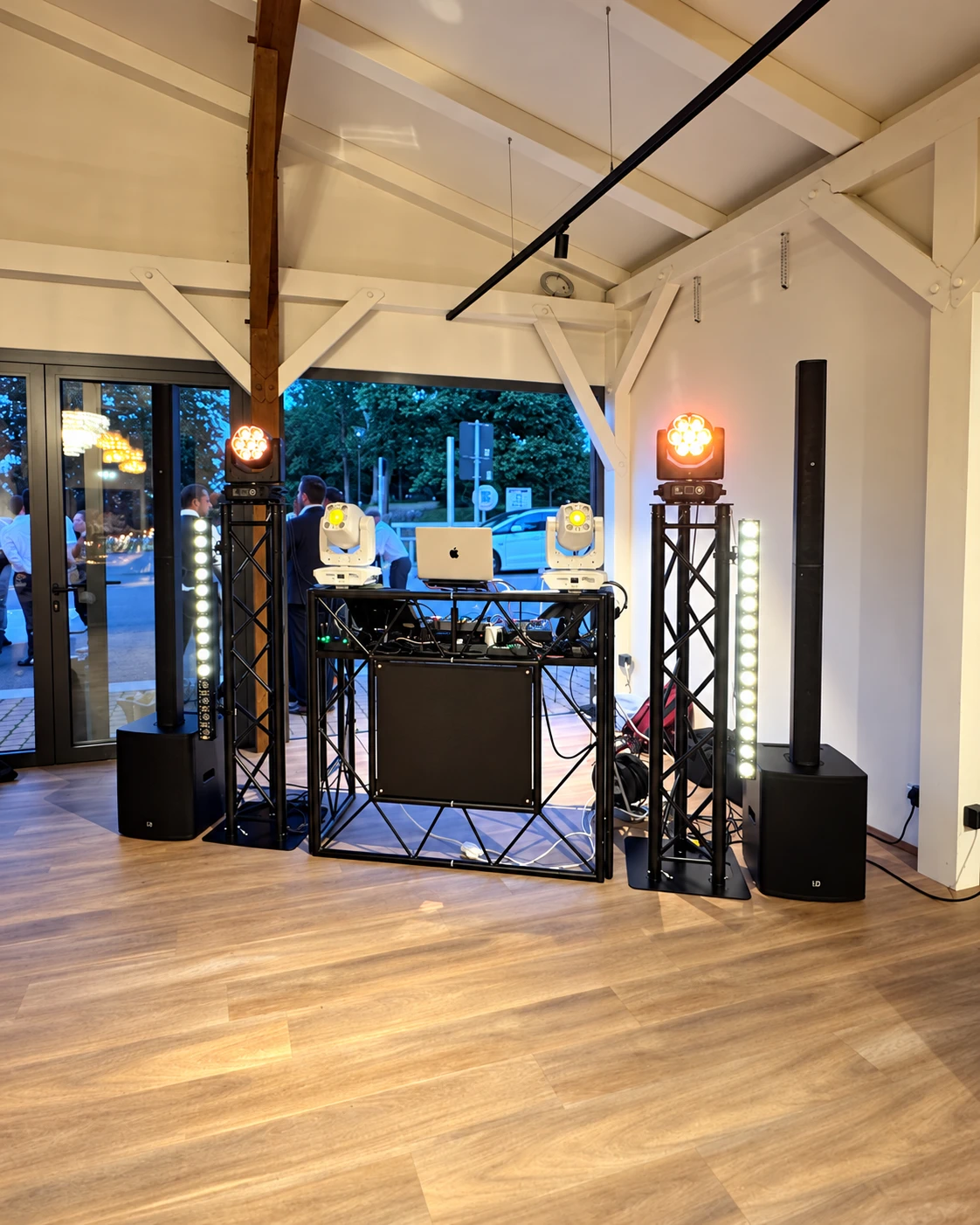 Aktuelles DJ-NIK-Setup mit Truss-Tisch, Moving Heads und Säulenlautsprechern