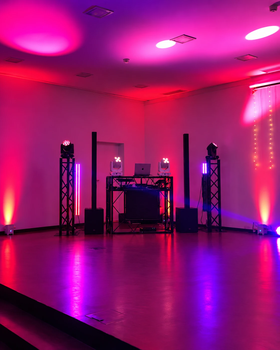 Aktuelles Setup und pink-violette Lichtstimmung