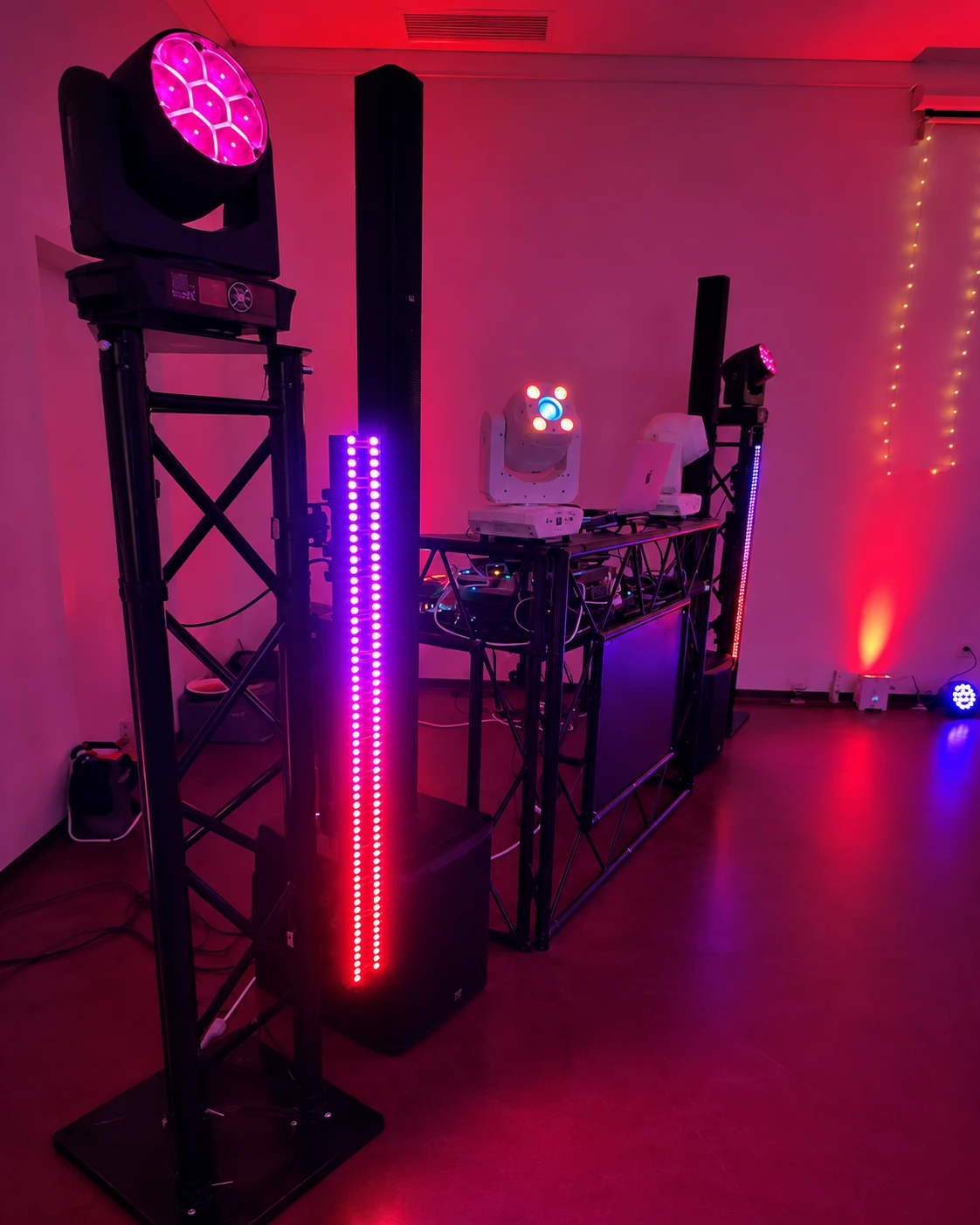 Detail von Moving Head und LED-Lichtleiste